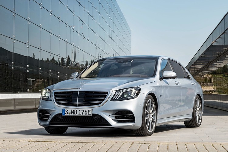 Mẫu  xe sang Mercedes-Benz S-Class 2018 từng xuất hiện tại triển lãm Thượng Hải 2017 diễn ra vào hồi tháng 4 năm nay đã có mặt tại Frankfurt Motoshow 2017 đang diễn ra tại Đức. Tại đây, hãng xe sang Mercedes-Benz tiếp tục vén màn một phiên bản mới của dòng sedan hạng sang cỡ lớn này, đó chính là là S560e hoàn toàn mới.